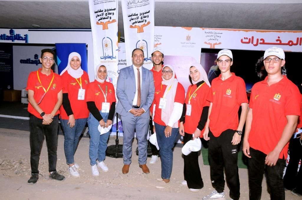 عمرو عثمان مع عدد من الطلاب المتطوعين