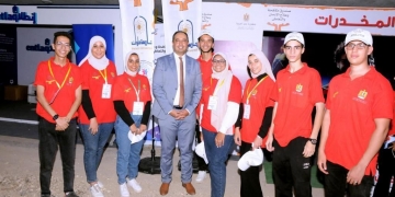 عمرو عثمان مع عدد من الطلاب المتطوعين