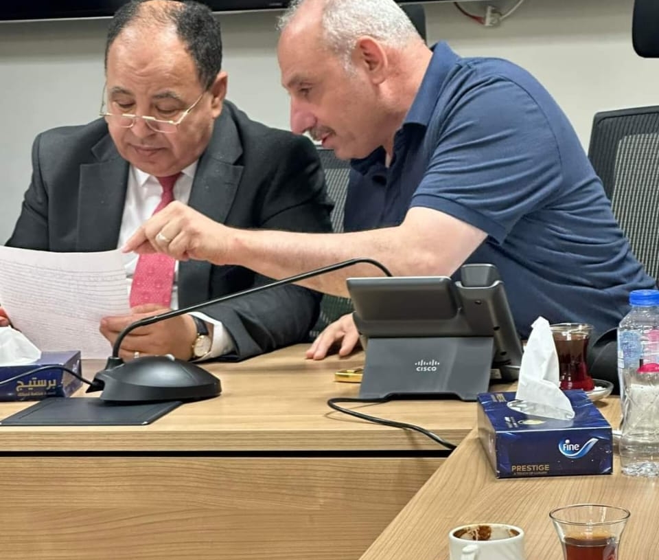 النائب ايهاب عبد العظيم في لقاء مع وزير المالية لحل أزمة العاملين على الصناديق الخاصة 19 - جريدة المساء