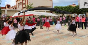 وزير التربية والتعليم يجري حوارا مع طالبات محافظة الإسكندرية أثناء زيارته للمحافظة 39 - جريدة المساء