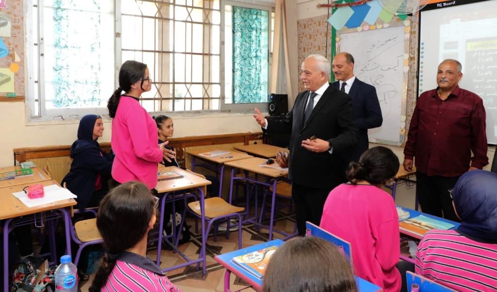 وزير التربية والتعليم يجري حوارا مع طالبات محافظة الإسكندرية أثناء زيارته للمحافظة 19 - جريدة المساء