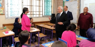 وزير التربية والتعليم يجري حوارا مع طالبات محافظة الإسكندرية أثناء زيارته للمحافظة 1 - جريدة المساء