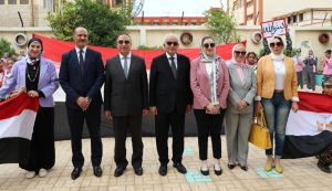 وزير التربية والتعليم يجري حوارا مع طالبات محافظة الإسكندرية أثناء زيارته للمحافظة 37 - جريدة المساء