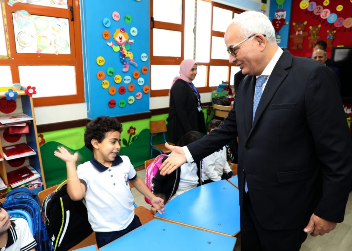 وزير التربية والتعليم يسأل طلبة مدارس كفر الشيخ حول مدى استفادتهم من أسلوب شرح معلمين ويقتتح المدرسة الدولية بالمحافظة 19 - جريدة المساء