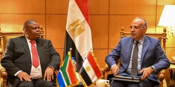 قبيل إنطلاق فعاليات "إسبوع القاهرة السادس للمياه" .. الدكتور سويلم يلتقى نائب وزير المياه والصرف الصحي بجمهورية جنوب افريقيا 1 - جريدة المساء