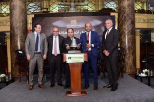 وزير المالية ورئيسا الرقابة المالية والبورصة ونائب محافظ البنك المركزي يحتفلون بتداول أذون الخزانة في البورصة 21 - جريدة المساء