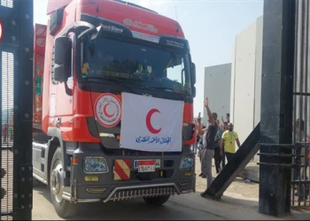 الهلال الأحمر المصرى يقدم المساعدات إلى نظيره الفلسطينى لصالح غزة