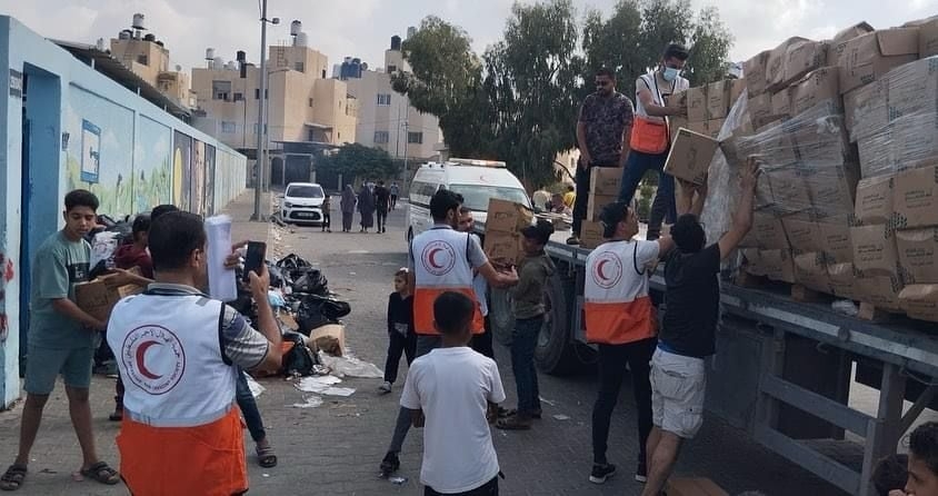 توزيع كراتين المساعدات على النازحين فى قطاع غزة