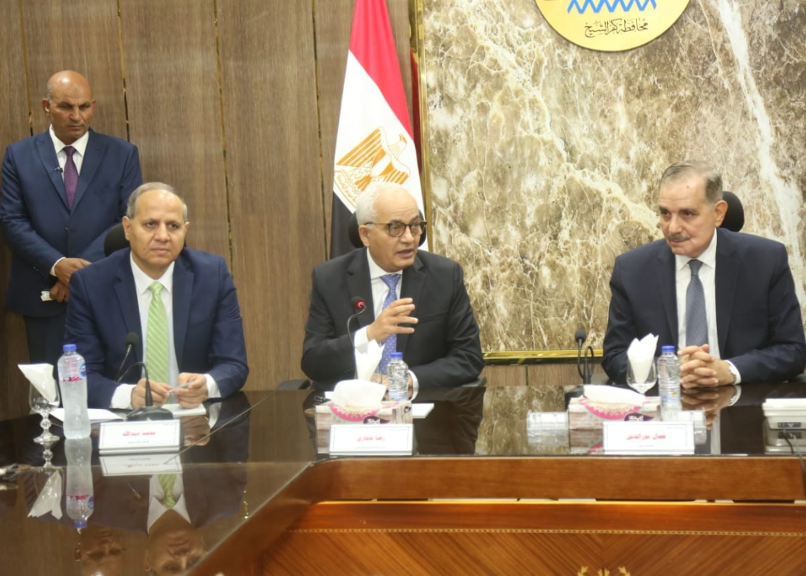 وزير التربية والتعليم ومحافظ كفر الشيخ عقدا اجتماعا مع قيادات التربية والتعليم ومديري الإدارات التعليمية بالمحافظة لمتابعة إجراءات انتظام العام الدراسى 15 - جريدة المساء