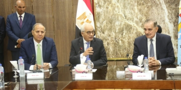 وزير التربية والتعليم ومحافظ كفر الشيخ عقدا اجتماعا مع قيادات التربية والتعليم ومديري الإدارات التعليمية بالمحافظة لمتابعة إجراءات انتظام العام الدراسى 1 - جريدة المساء