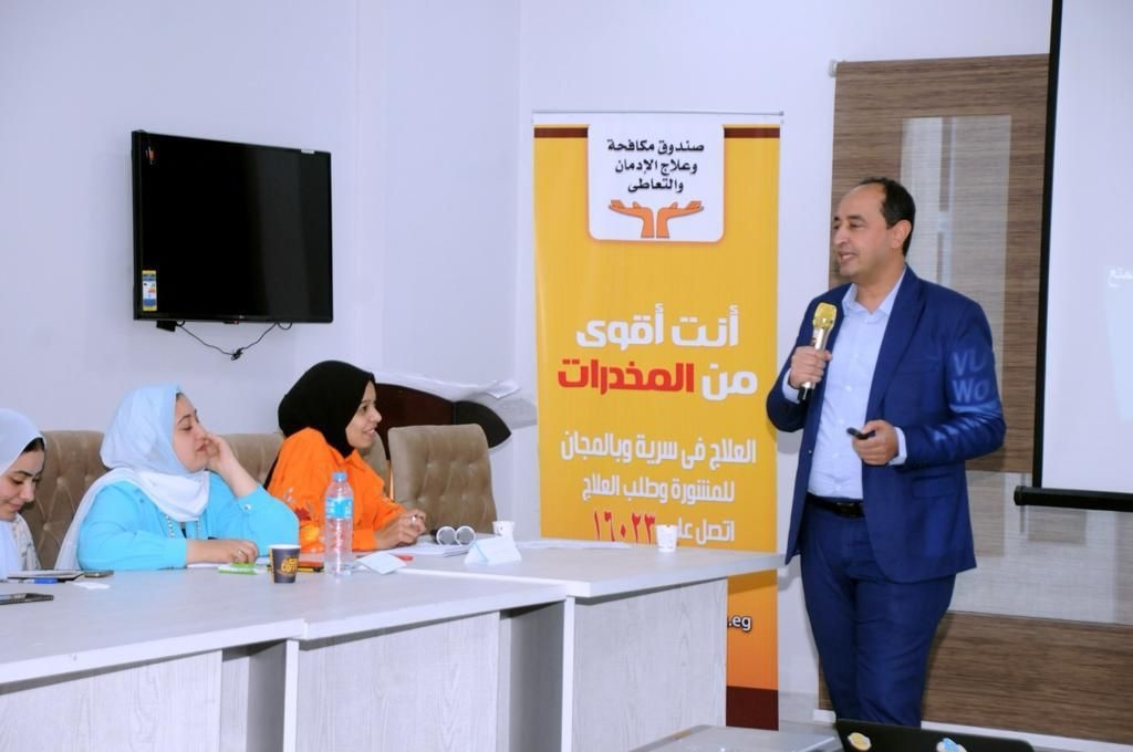 "مكافحة الإدمان" يطلق معسكراً لإعداد قيادات المتطوعين لتنفيذ برامج التوعوية عن أضرار المخدرات 16 - جريدة المساء مدير صندوق مكافحة الإدمان خلال المحاضرة