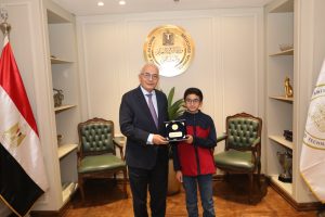 وزير التربية والتعليم  يستقبل الطالب النابغ يحيى عبد الناصر.. ويهديه درع الوزارة 21 - جريدة المساء