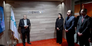 رئيس الوزراء يتفقد شركة "سيمنز" المتخصصة في تطوير برمجيات الصناعات الرقمية 1 - جريدة المساء