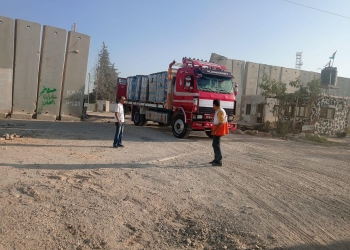 الهلال الأحمر المصرى يقدم المساعدات لأهالى غزة