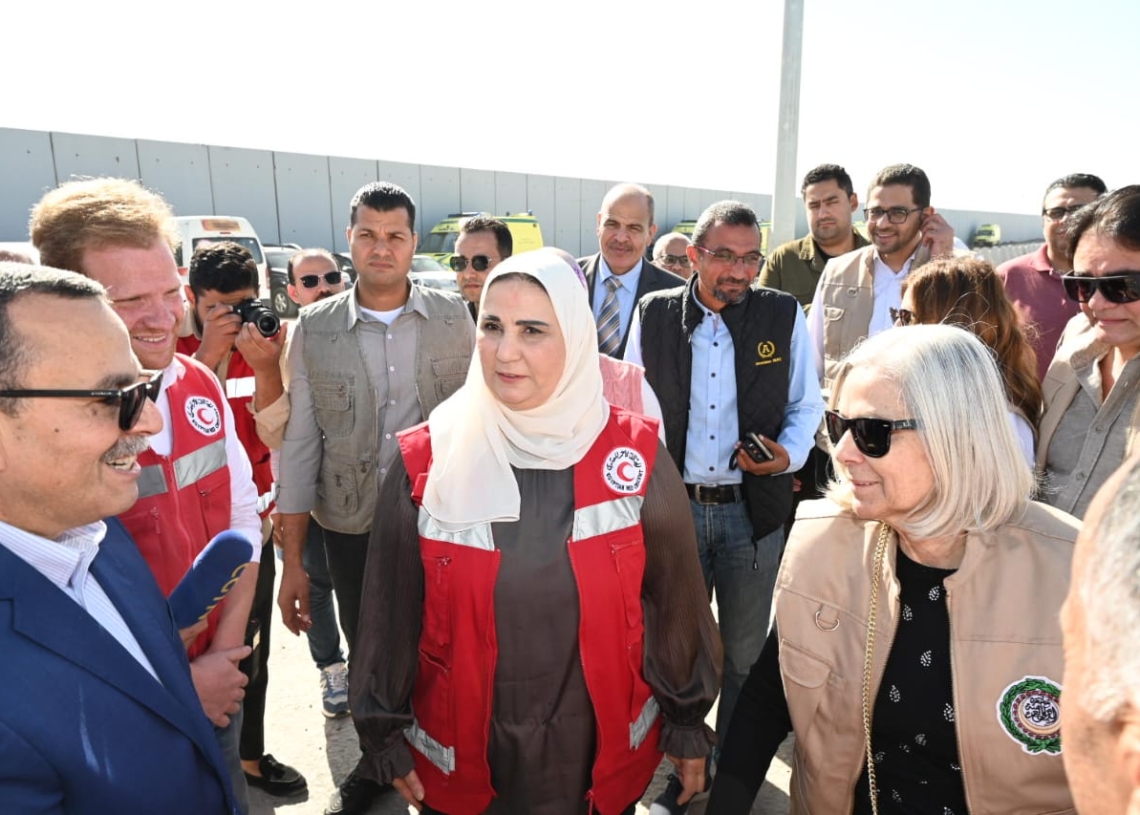 "أبو غزالة": العدوان الإسرائيلى على غزة تسبب فى نزوح أكثر من 1.6 مليون شخص قسرا أي ما يعادل 70% من سكان القطاع 18 - جريدة المساء أبو غزالة والوزيرة خلال جولتها على معبر رفح