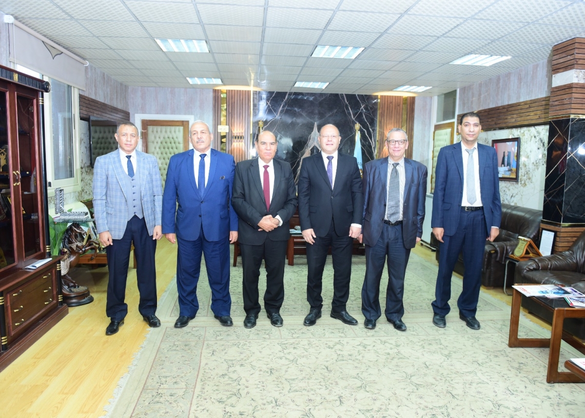 استعداداً لبدء الدراسة بكلية الدراسات العليا والبحوث البيئية..رئيس جامعة سوهاج يستقبل لجنة الأعلى للجامعات 19 - جريدة المساء