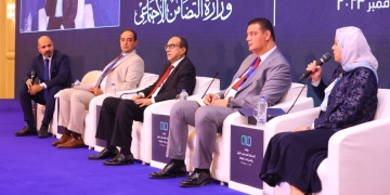 مساعدو وزيرة التضامن خلال الجلسة الثانية