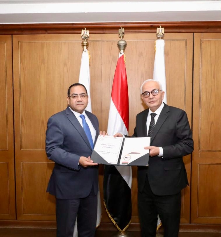 وزير التربية والتعليم يتسلم من رئيس التنظيم والإدارة نتيجة مسابقة شغل ٣٠ ألف وظيفة معلم مساعد 19 - جريدة المساء