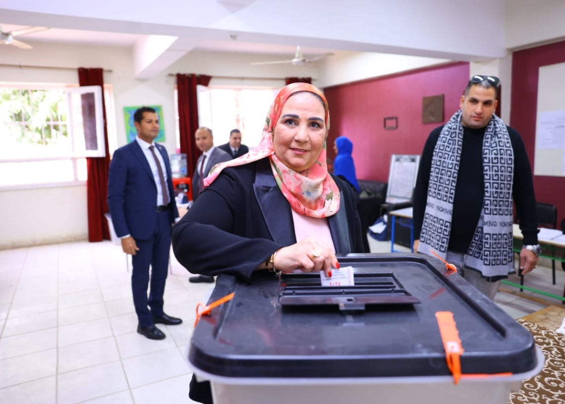 وزيرة التضامن تدلي بصوتها بلجنة مدرسة بدر الإعدادية بالدقى 20 - جريدة المساء وزيرة التضامن تدلي بصوتها بلجنة مدرسة بدر الإعدادية بالدقى 19 - جريدة المساء