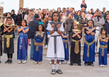 أعداد كبيرة من السائحين والمواطنين شاركوا فى رصد ظاهرة تعامد الشمس .. داخل معابد الكرنك بالأقصر 31 - جريدة المساء