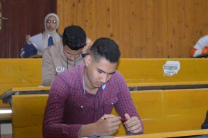 رئيس جامعة جنوب الوادى يتفقد امتحانات نصف العام بكلية الحقوق فى يومها الأول 25 - جريدة المساء