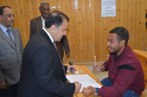 رئيس جامعة جنوب الوادى يتفقد امتحانات نصف العام بكلية الحقوق فى يومها الأول 27 - جريدة المساء