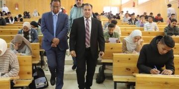 رئيس جامعة جنوب الوادى يتفقد امتحانات نصف العام بكلية الحقوق فى يومها الأول 1 - جريدة المساء