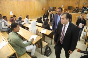 رئيس جامعة جنوب الوادى يتفقد امتحانات نصف العام بكلية الحقوق فى يومها الأول 31 - جريدة المساء