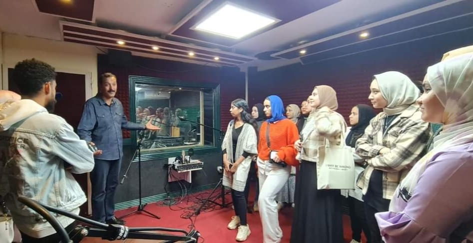 برنامج تدريبي لطلاب ألسن القناة على مهارات العمل الإذاعي 20 - جريدة المساء برنامج تدريبي لطلاب ألسن القناة على مهارات العمل الإذاعي 19 - جريدة المساء