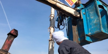 استمرار حملات مراجعة وإزالة الإعلانات غير المرخصة بشوارع وميادين أسيوط 1 - جريدة المساء