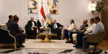 محافظ جنوب سيناء يناقش مع مساعد وزير الصحة سير المشروعات الجارية 1 - جريدة المساء
