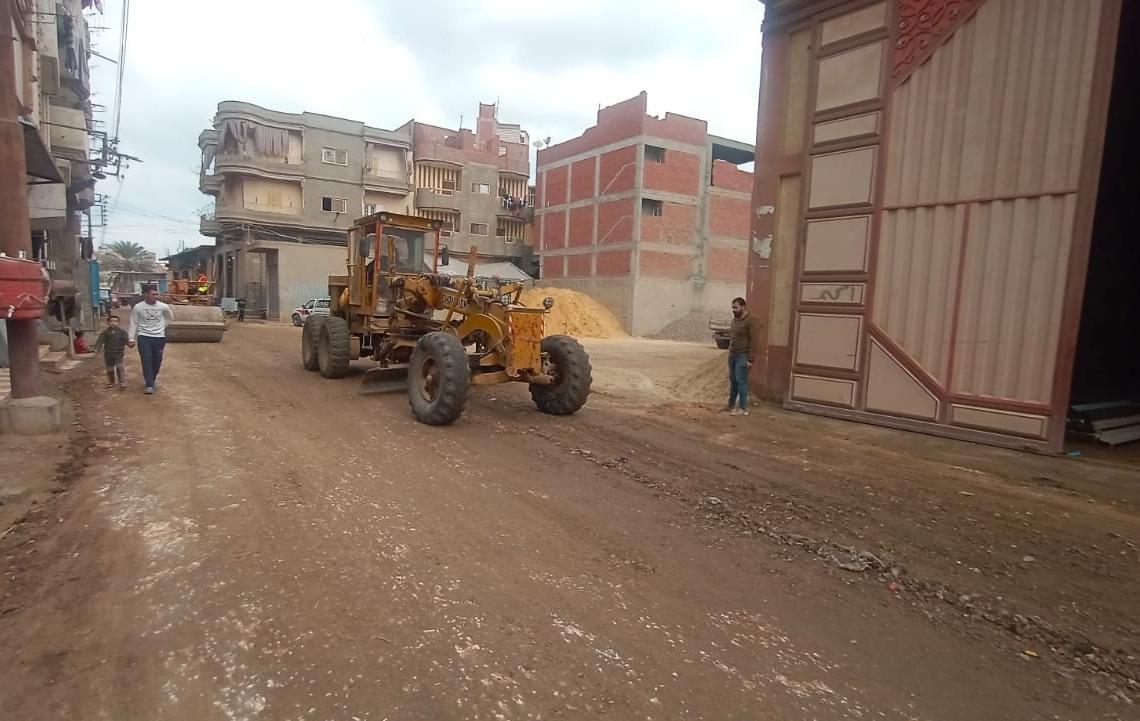 محافظ كفرالشيخ تابع أعمال رصف شارع " الدلتا" بدسوق.. تنفيذ الفرمة والصنفرة 19 - جريدة المساء