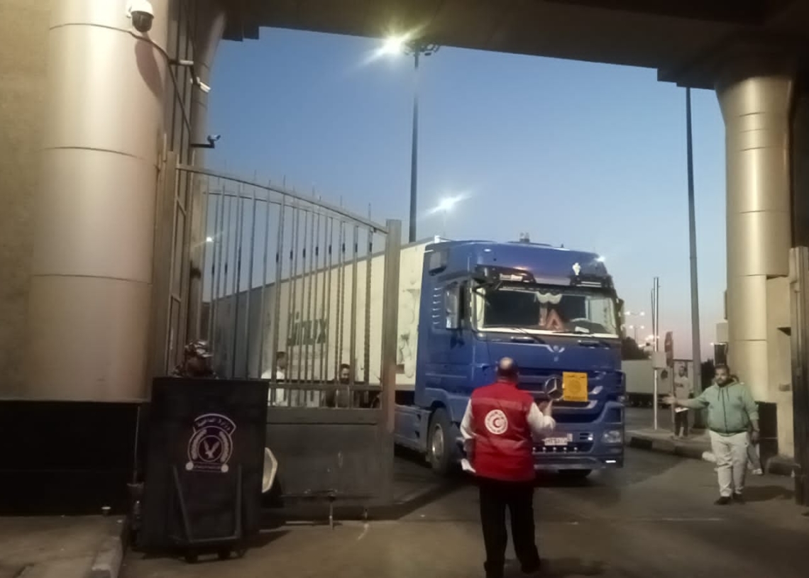 ميناء سفاجا يستقبل 185 طن بطاطين وملابس دعماً من دولة الكويت لأبناء قطاع غزة . 26 - جريدة المساء