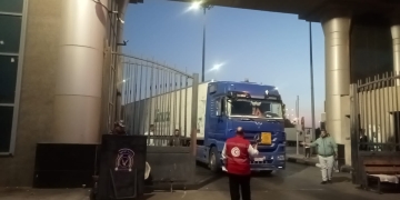 ميناء سفاجا يستقبل 185 طن بطاطين وملابس دعماً من دولة الكويت لأبناء قطاع غزة . 9 - جريدة المساء