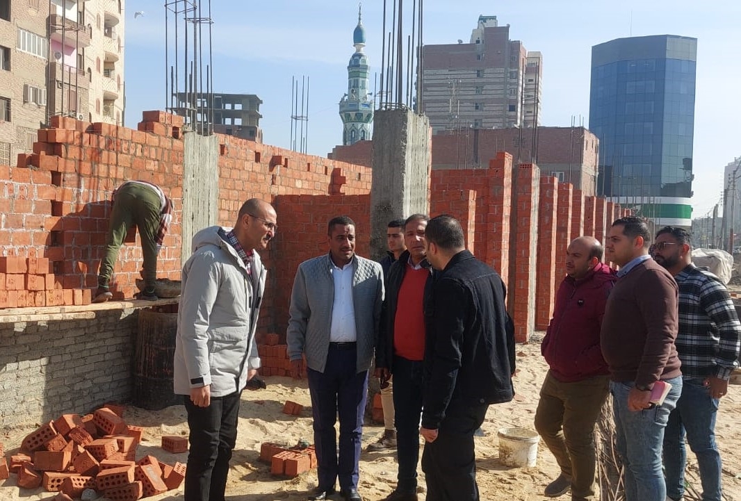 السكرتير العام المساعد يتفقد  سير الأعمال والإنشاءات الجارى تنفيذها  بمشروع تطوير سوق الدهشوري بمدينة بني سويف 17 - جريدة المساء