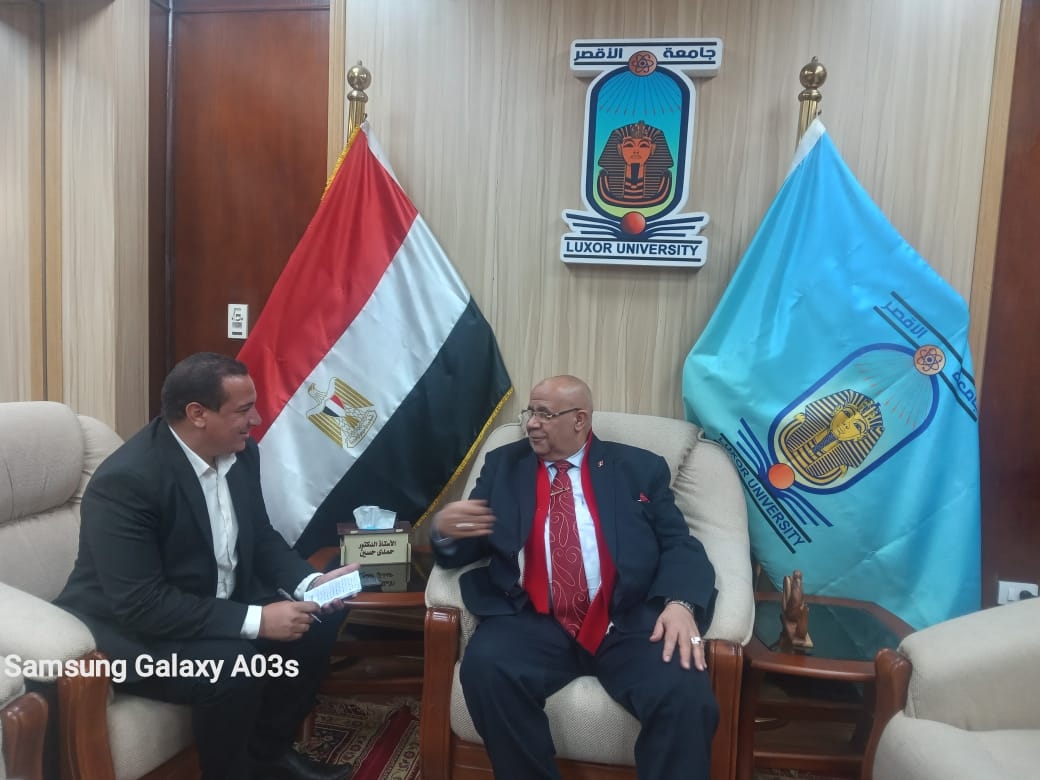 رئيس جامعة الأقصر في حوار صريح: لن نسمح بدخول أى طالب للحرم الجامعى بـ "بنطلون مقطع" أو "قصة شعر غريبة" 19 - جريدة المساء