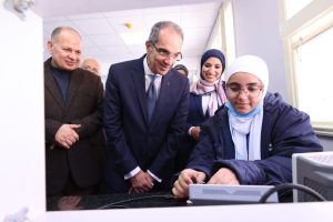 وزير الاتصالات يزور شركتى برمجيات تصدران خدماتهما للخارج من أسيوط 25 - جريدة المساء