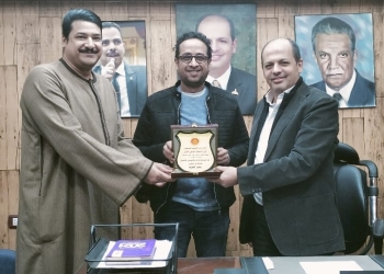 "الشعب الجمهورى" يكرم رئيس غرفة عمليات انتخابات الرئاسة بقنا 16 - جريدة المساء