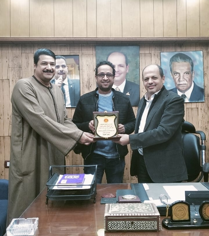 "الشعب الجمهورى" يكرم رئيس غرفة عمليات انتخابات الرئاسة بقنا 19 - جريدة المساء