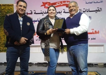 تكريم أمينة المرأة بحزب الحرية المصرى بقنا لجهودها فى انتخابات الرئاسة 17 - جريدة المساء