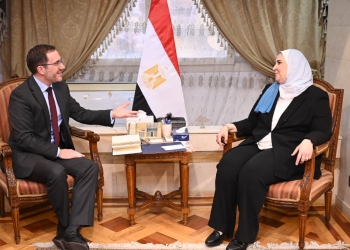 الوزيرة مع المبعوث البريطانى