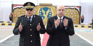 محافظ بني سويف يضع  أكليل  الزهور على النصب التذكاري للشهداء بمعسكر أبوسليم  احتفالاً  بعيد الشرطة الـــ 72 1 - جريدة المساء