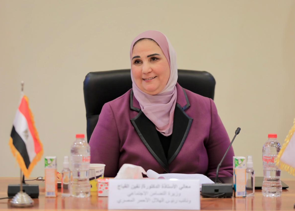 "القباج" تعلن إقامة وتشغيل "مطبخ إنساني" فى الشيخ زويد لإعداد وجبات يتم نقلها يومياً إلى غزة 16 - جريدة المساء نيفين القباج وزيرة التضامن الاجتماعى