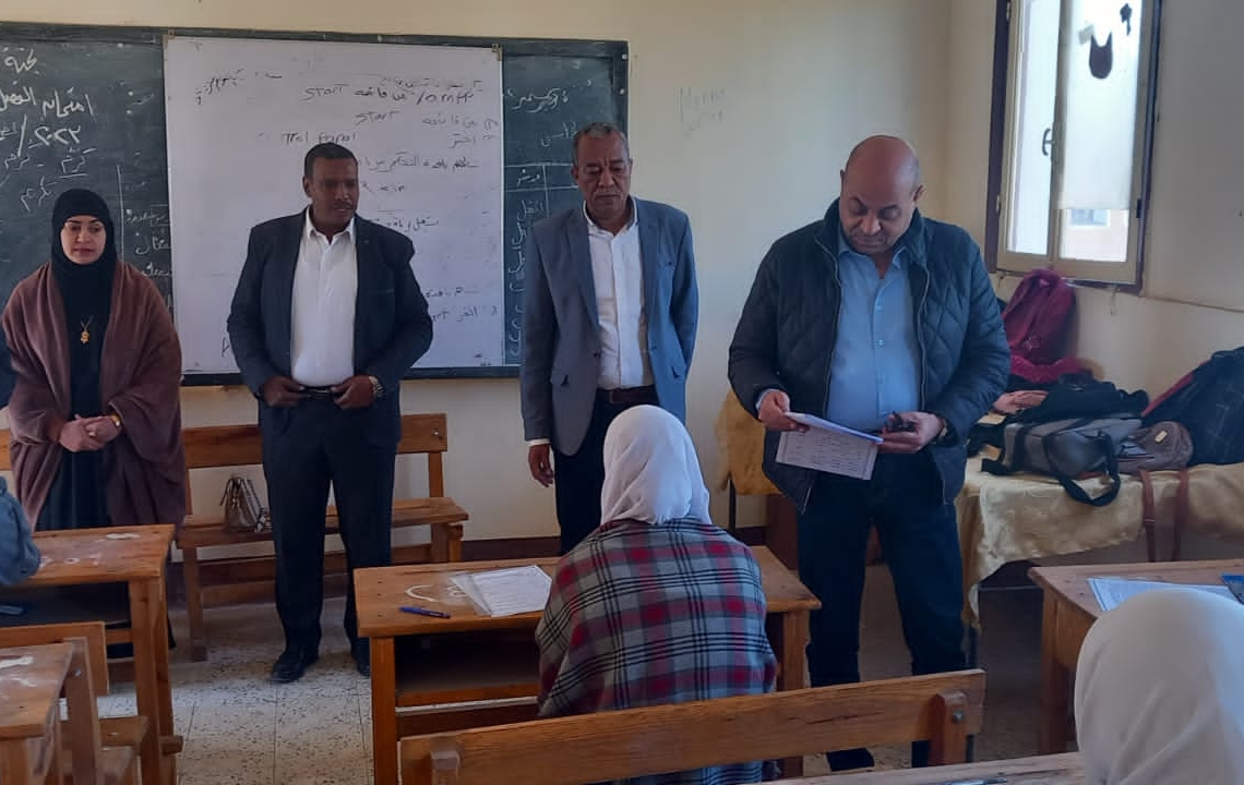 وكيل وزارة التربية والتعليم باسوان يستكمل متابعاته لامتحانات الفصل الدراسى الأول 19 - جريدة المساء