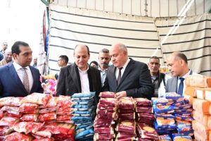 محافظ قنا يتفقد شادر حزب "الشعب الجمهوري" لتوفير السلع بأسعار مخفضة 20 - جريدة المساء