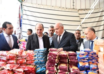 محافظ قنا يتفقد شادر حزب "الشعب الجمهوري" لتوفير السلع بأسعار مخفضة 28 - جريدة المساء