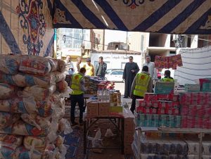 محافظ قنا يتفقد شادر حزب "الشعب الجمهوري" لتوفير السلع بأسعار مخفضة 52 - جريدة المساء