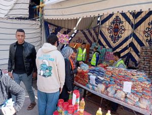 محافظ قنا يتفقد شادر حزب "الشعب الجمهوري" لتوفير السلع بأسعار مخفضة 56 - جريدة المساء