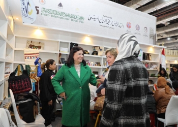 عضوتاالمجلس القومى للمرأة تزوران جناح المجلس بمعرض الكتاب وتشيدا بمنتجاته وإصداراته 19 - جريدة المساء