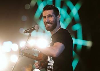 عزيز مرقة ينفذ عقوبة جمهوره ويوزع تذاكر حفلته بنفسه في شوارع محافظات مصر 17 - جريدة المساء